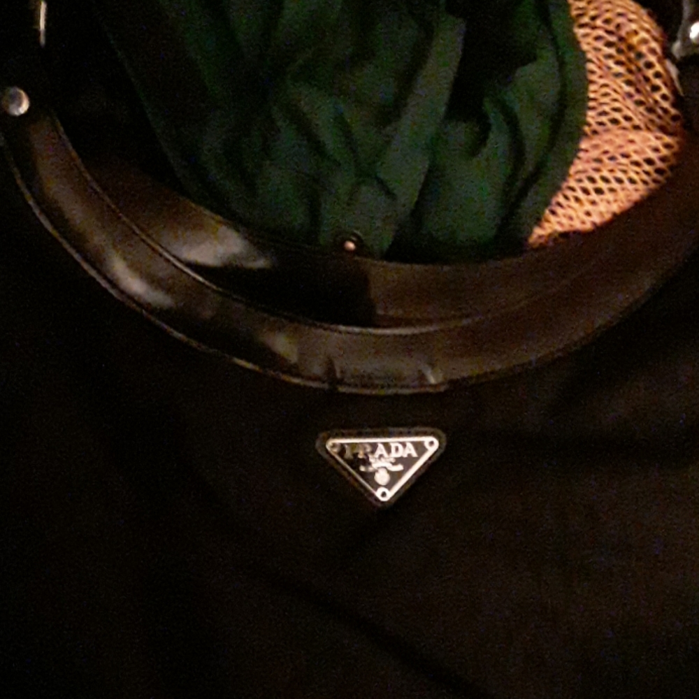 Prada - Picture 2 of 3